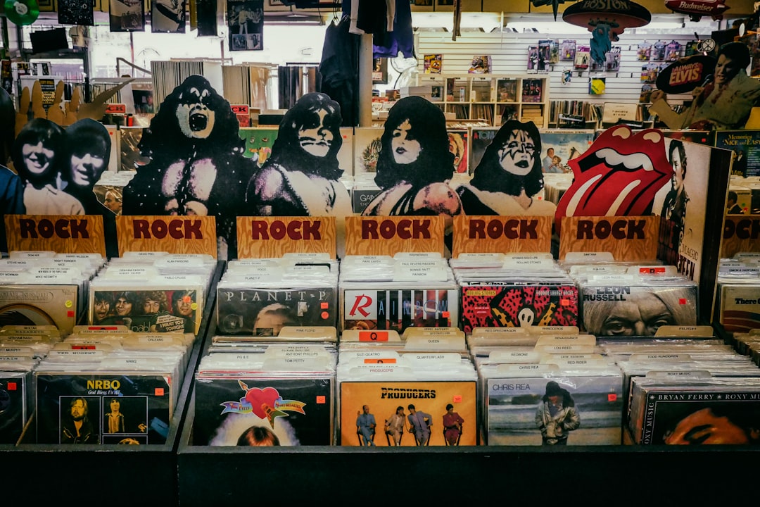 U Kiss store cases — Foto por Mick Haupt na Unsplash
