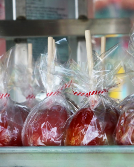 Candy apples on sticks, sticks wrapped in plastic — Foto por David Trinks na Unsplash