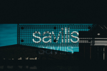 a sign that is on the side of a building — Foto por Samuel Regan-Asante na Unsplash