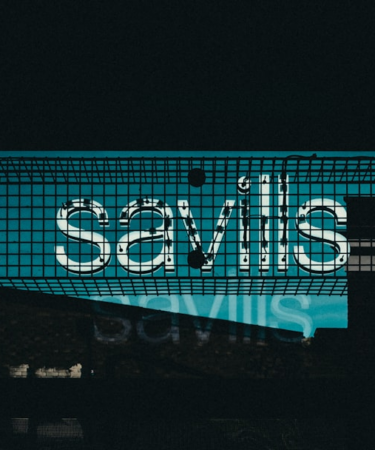 a sign that is on the side of a building — Foto por Samuel Regan-Asante na Unsplash