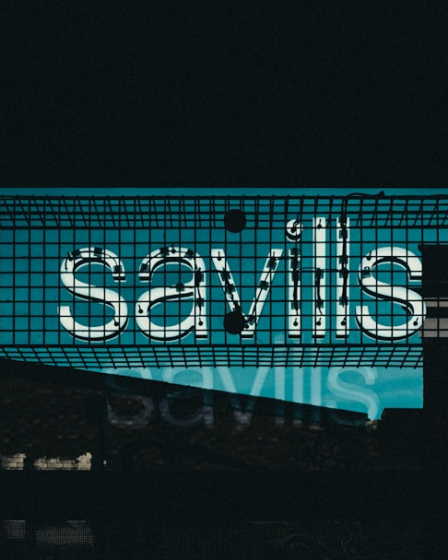 a sign that is on the side of a building — Foto por Samuel Regan-Asante na Unsplash