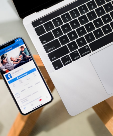 iPhone X beside MacBook — Foto por Timothy Hales Bennett na Unsplash