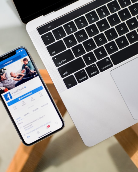 iPhone X beside MacBook — Foto por Timothy Hales Bennett na Unsplash