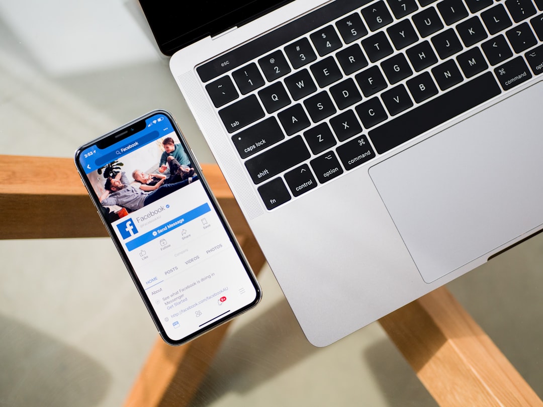 iPhone X beside MacBook — Foto por Timothy Hales Bennett na Unsplash