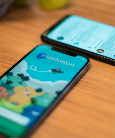 a couple of cell phones — Foto por Battenhall na Unsplash