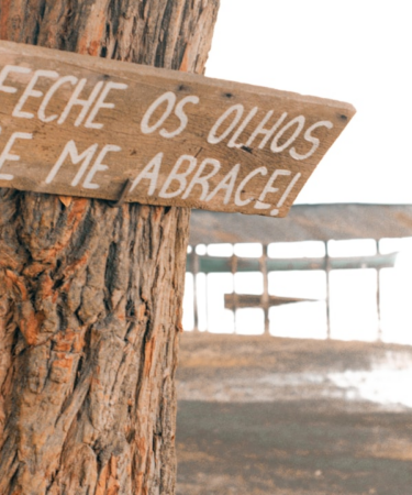 brown wooden signage on brown wooden post — Foto por william f. santos na Unsplash