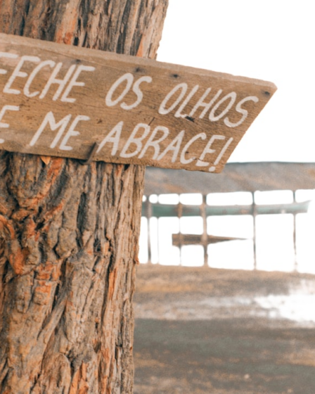brown wooden signage on brown wooden post — Foto por william f. santos na Unsplash