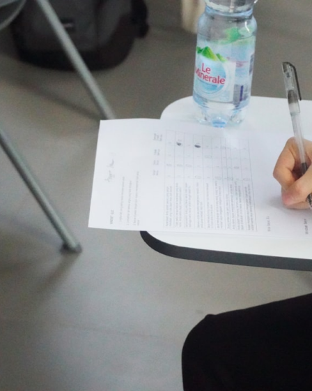 a person writing on a piece of paper — Foto por Billy Albert na Unsplash