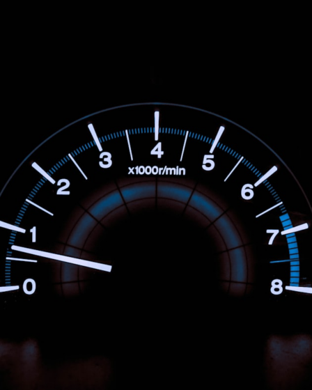 white and blue analog tachometer gauge — Foto por Chris Liverani na Unsplash