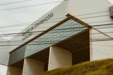 Convention center building in natal/rn with power lines overhead. — Foto por Ivett M na Unsplash