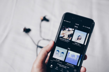person holding iPhone 6 turned on — Foto por Fath na Unsplash