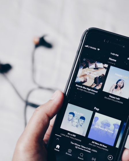 person holding iPhone 6 turned on — Foto por Fath na Unsplash