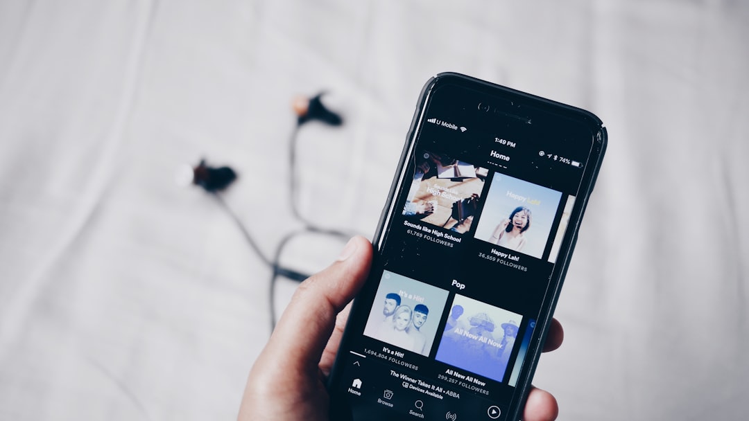 person holding iPhone 6 turned on — Foto por Fath na Unsplash