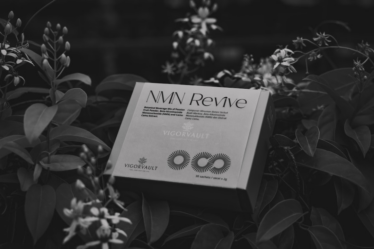 A sign that is sitting in the middle of a bush — Foto por Zemos na Unsplash