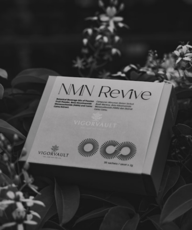 A sign that is sitting in the middle of a bush — Foto por Zemos na Unsplash