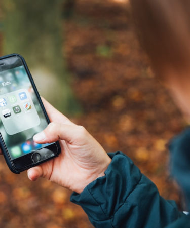 a person holding a cell phone in their hand — Foto por Markus Spiske na Unsplash