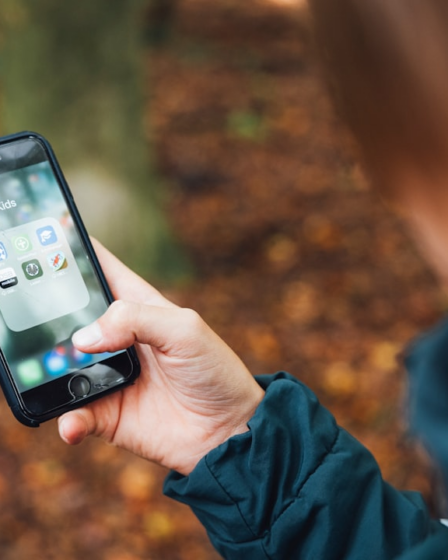 a person holding a cell phone in their hand — Foto por Markus Spiske na Unsplash
