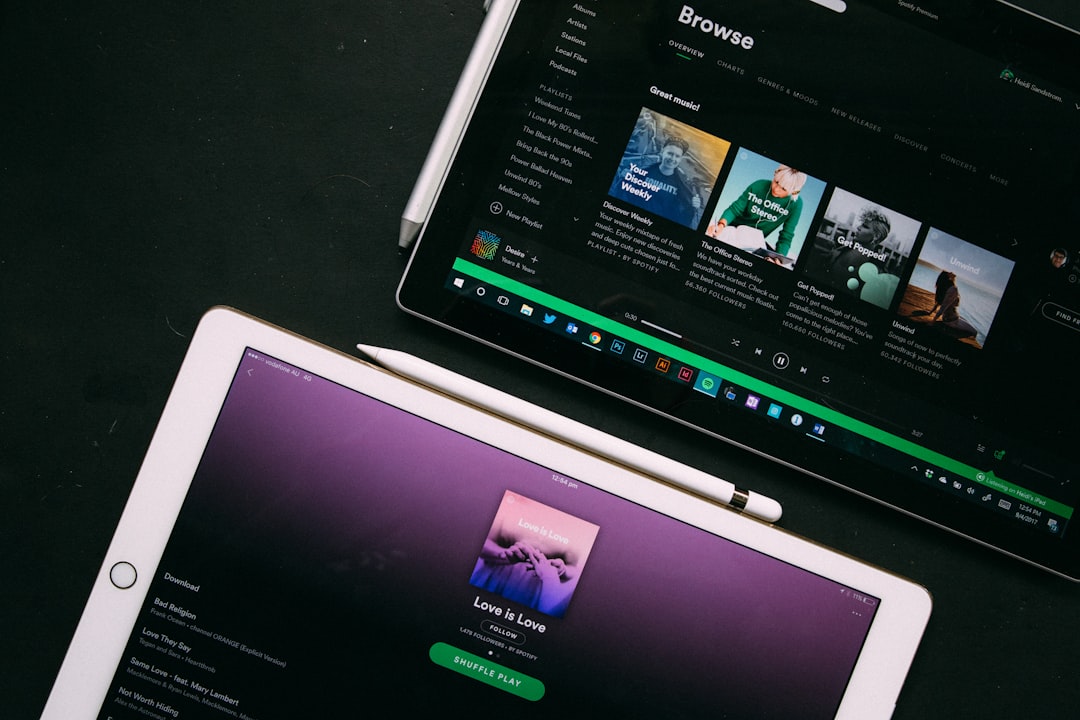 white and black iPad — Foto por Heidi Fin na Unsplash