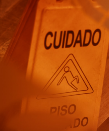 a sign that is on a table in a room — Foto por Blond Fox na Unsplash
