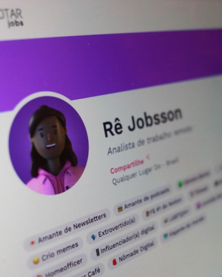 a computer screen with a woman's profile on it — Foto por Remotar Jobs na Unsplash