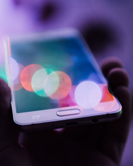 person holding smartphone — Foto por Rodion Kutsaiev na Unsplash