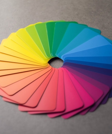 a circle of different colors on a table — Foto por Andy Brown na Unsplash