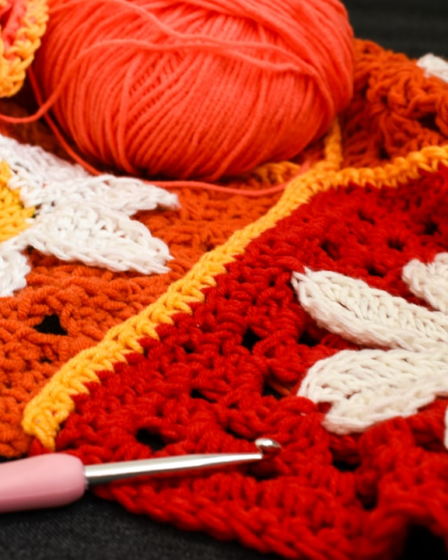 Crocheted squares with yarn and hook — Foto por Nicole Almendrada na Unsplash