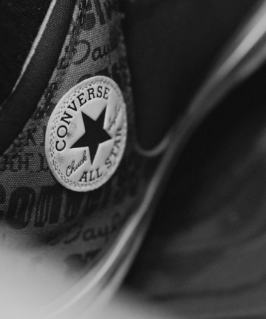Close up of a black converse all star shoe — Foto por Anthony Mensah na Unsplash