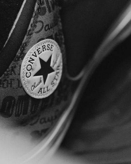 Close up of a black converse all star shoe — Foto por Anthony Mensah na Unsplash