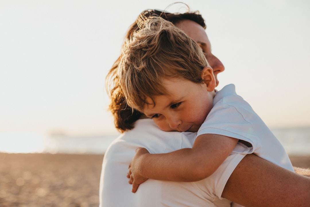boy hugging woman during daytime — Foto por Xavier Mouton Photographie na Unsplash