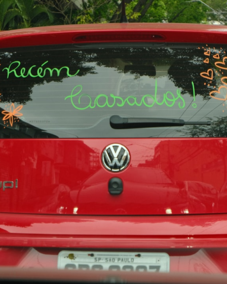 A red car celebrates newlyweds with signage. — Foto por Camila Mofsovich na Unsplash