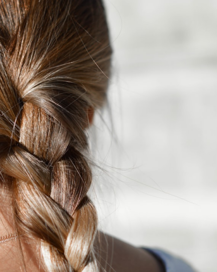 woman with braid hair — Foto por Tamara Bellis na Unsplash