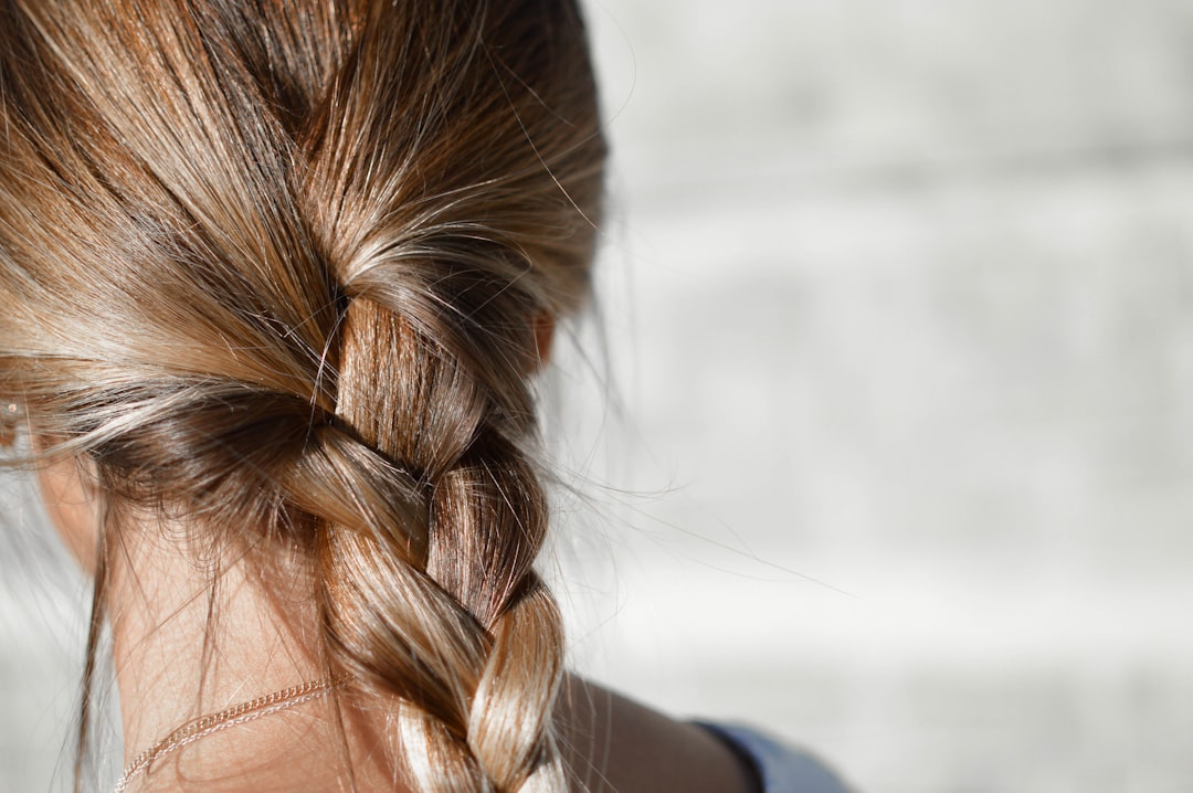 woman with braid hair — Foto por Tamara Bellis na Unsplash