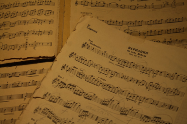a close up of sheet music on a table — Foto por GVZ 42 na Unsplash