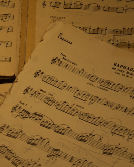 a close up of sheet music on a table — Foto por GVZ 42 na Unsplash