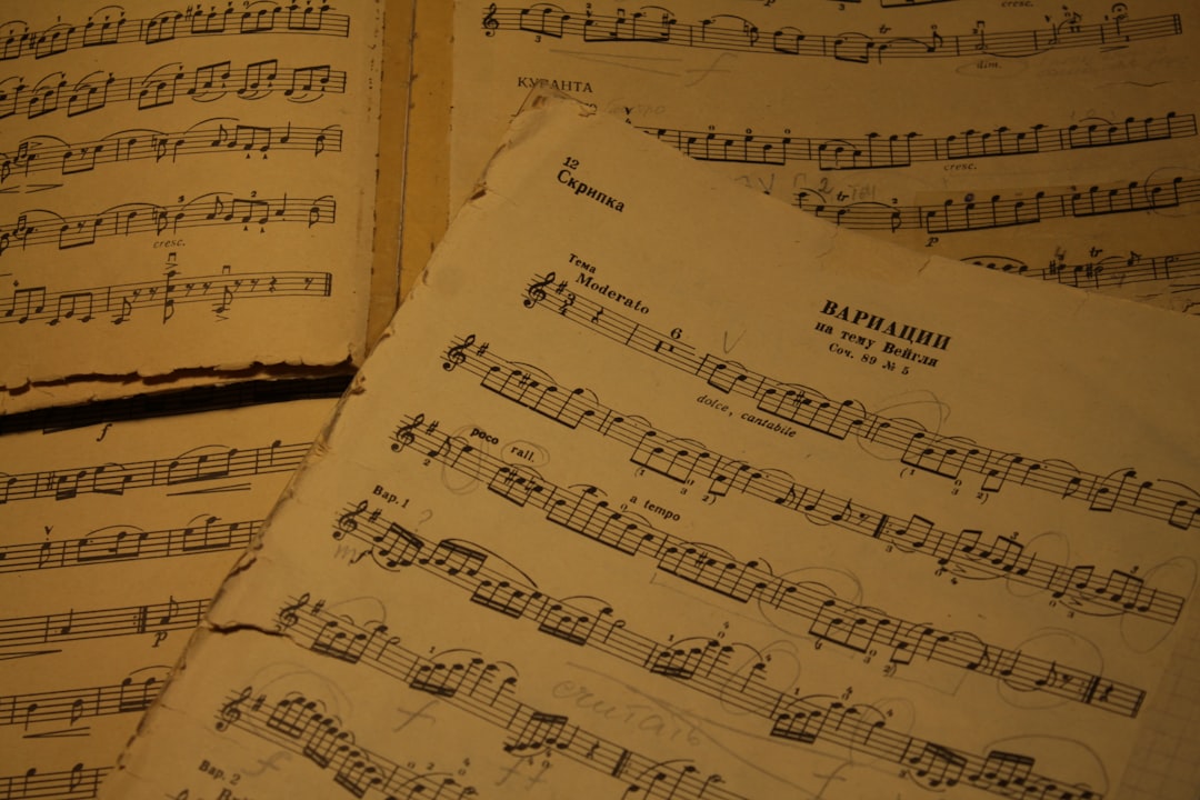 a close up of sheet music on a table — Foto por GVZ 42 na Unsplash