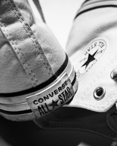 a black and white photo of someone's converse shoes — Foto por Mark Bishop na Unsplash