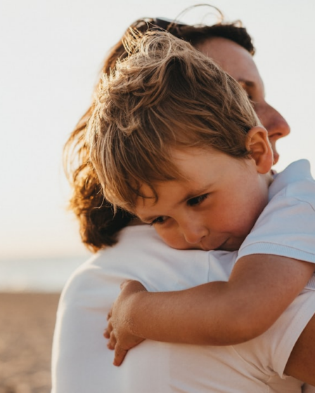boy hugging woman during daytime — Foto por Xavier Mouton Photographie na Unsplash