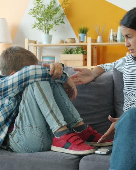 Mother comforts upset child on the sofa — Foto por Vitaly Gariev na Unsplash